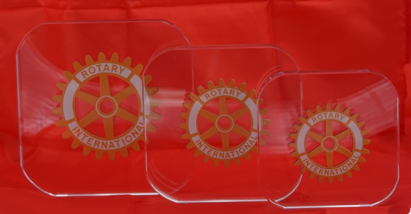 Producto Trofeo taco cuadrado cristal con escudo metal  amarillo o azul   
